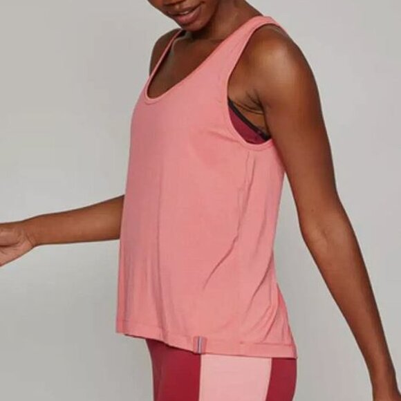 Fourlaps Tops - Fourlaps Surge Tank - Coral Size L Athletic Fit
